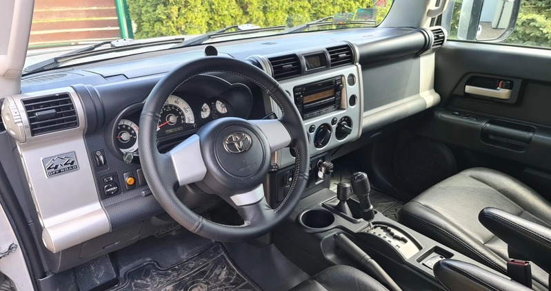 Toyota FJ cena 82000 przebieg: 162100, rok produkcji 2006 z Dobrzany małe 497